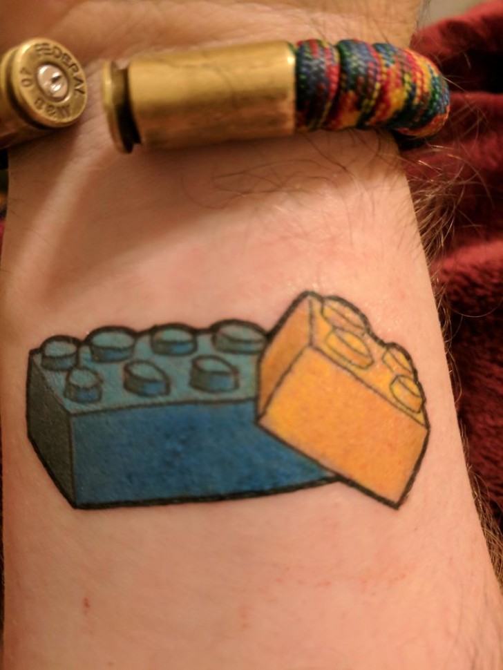 "Un tatuaggio per ricordare il legame fra e mio fratello che è venuto a mancare a soli 40 anni. Da piccoli giocavamo sempre coi LEGO: quello blu più grande rappresenta lui".