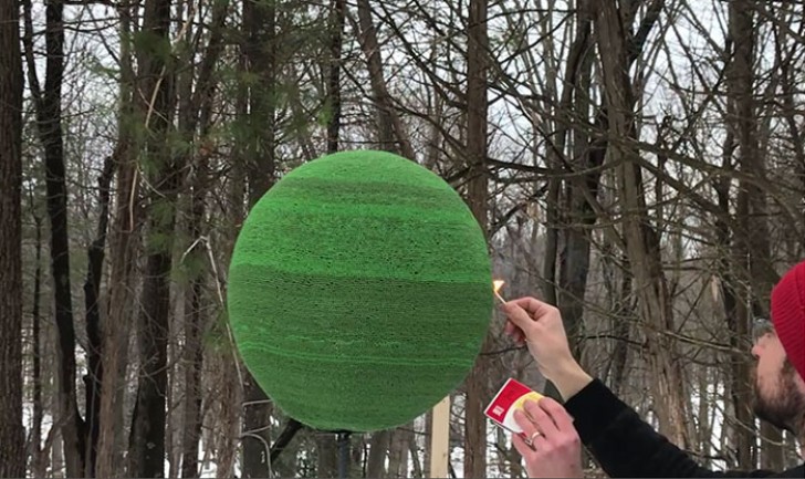En kille skapar en gigantisk boll och limmar 42.000 tändstickor under ett år, och sedan sätter han eld på det - 10