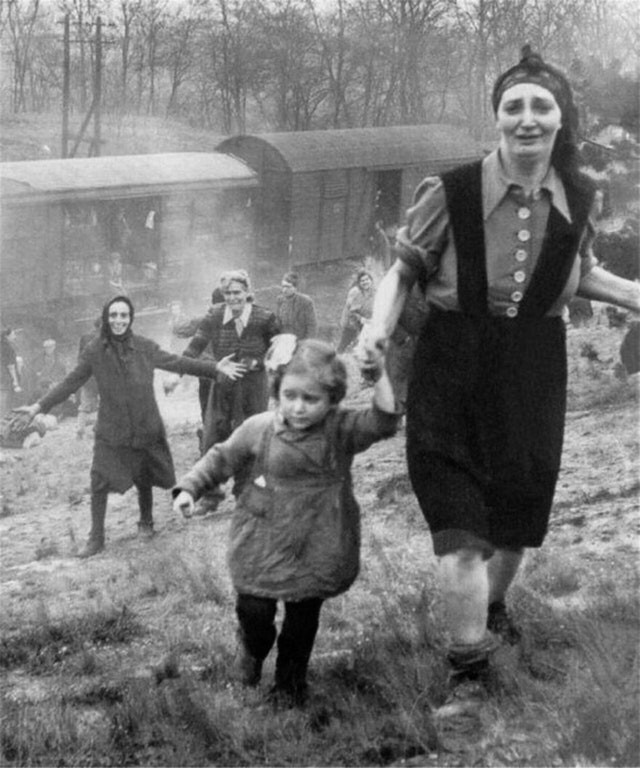 Prisonniers juifs libérés par les troupes alliées alors qu'ils se dirigeaient vers un camp de concentration, 1945.