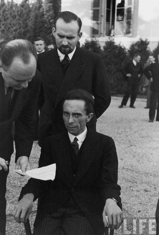 Joseph Goebbels, Propagandaminister im dritten reich, in dem Moment in dem er entdeckt, dass sein Fotograf Jude ist.