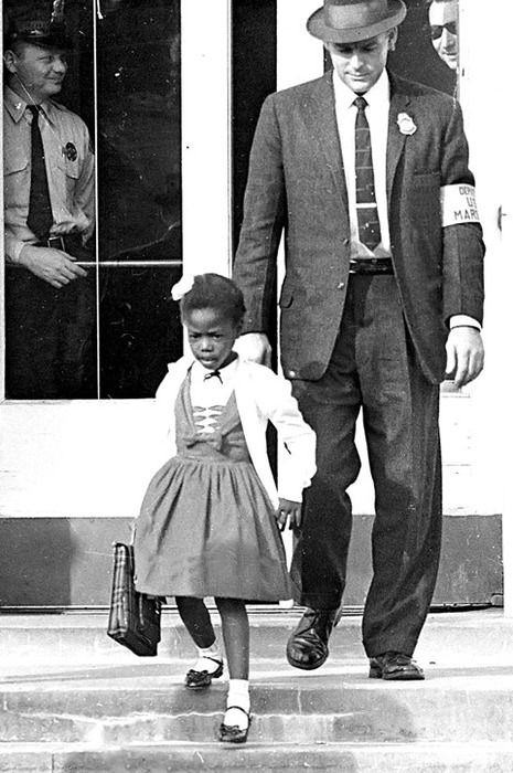 Ruby Bridges, la première petite fille afro-américaine à être admise dans une école élémentaire 'pour blancs' (1960).