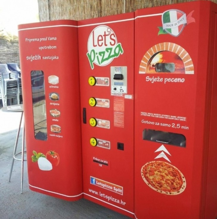 2. Cette machine automatique prépare des pizzas chaudes sur le moment.
