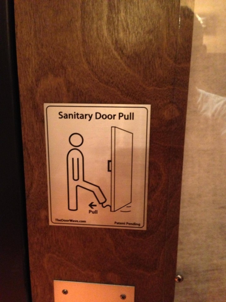 22. La porte de toilettes publiques que l'on peut ouvrir avec le pied: pour préserver au maximum l'hygiène.