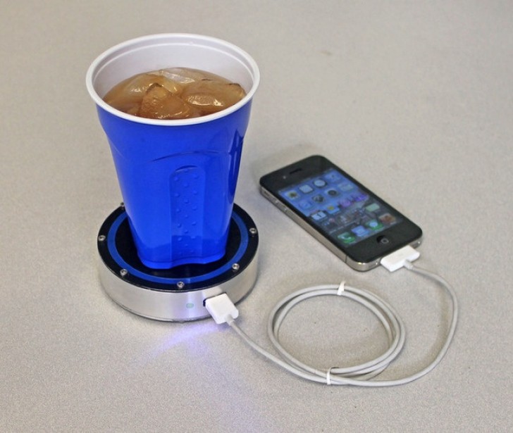 6. Das Gadget um Getränke warm oder kühö zu halten während sich das Smartphone auflädt