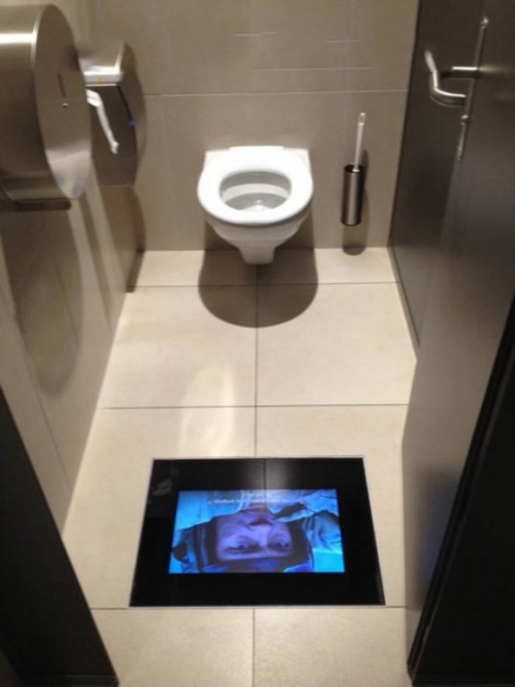 9. Une belle télé dans les toilettes, c'est-y pas beau ça?!
