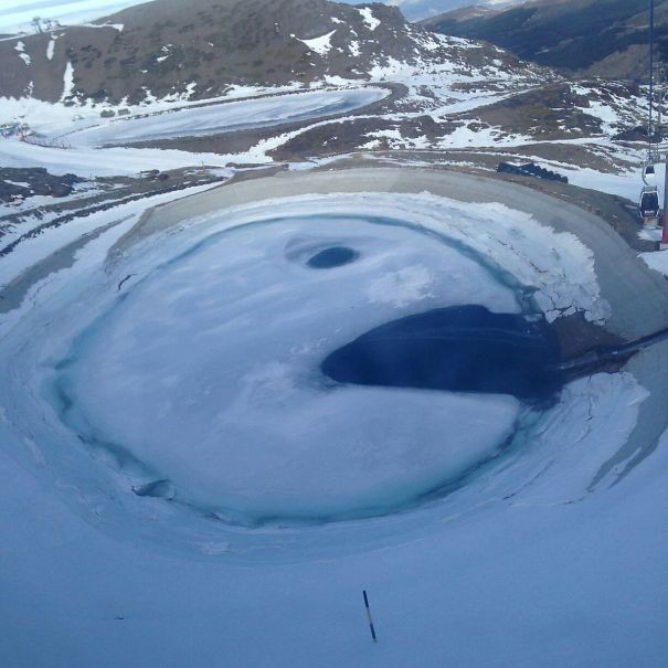 16. Un Pac-Man in un lago ghiacciato.