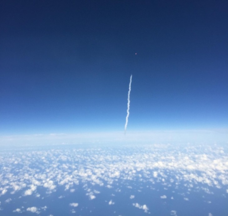 "J'ai vu une fusée depuis la fenêtre de l'avion."