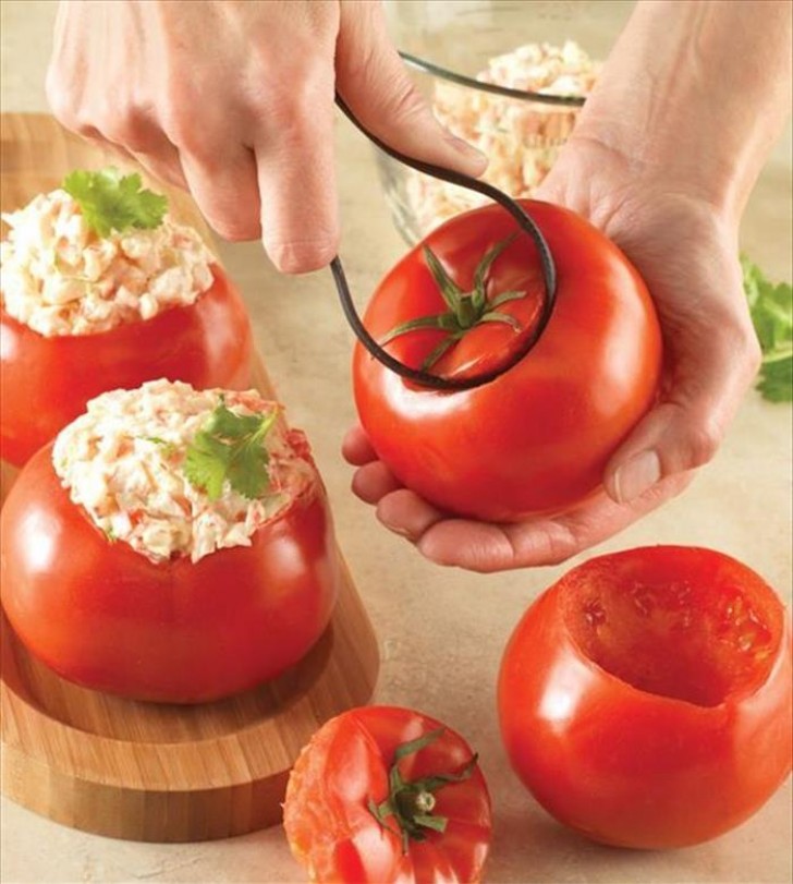 Hou je van gevulde tomaten? Met dit voorwerp is het een koud kunstje om ze klaar te maken!