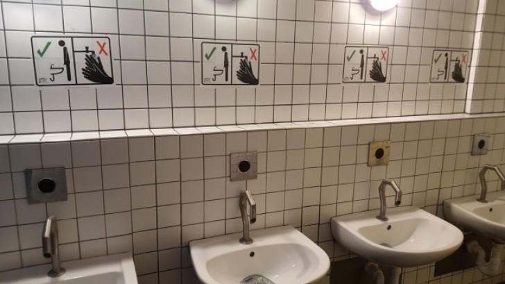 1. Des urinoirs spécialement conçus pour ceux qui aiment faire pipi dans le lavabo?