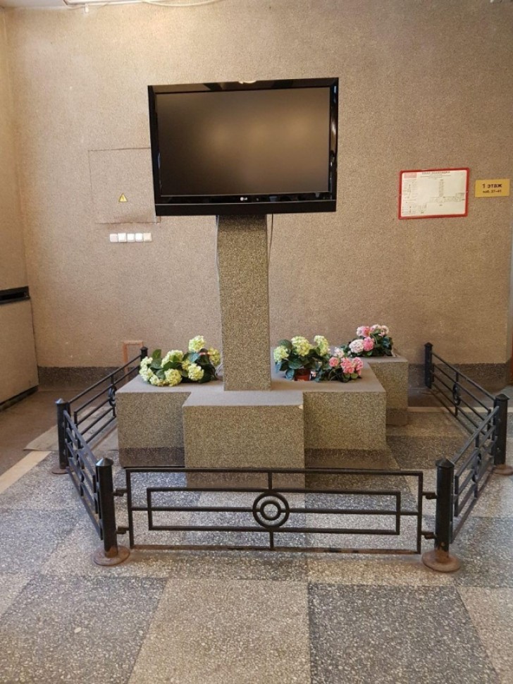13. Une télévision installée sur une tombe? Non, juste un bureau où l'écran d'information a été décoré comme un cimetière...