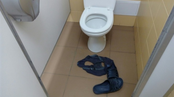 15. Un employé a ouvert les toilettes du bureau et a vu ceci: quelqu'un a été avalé dans une autre dimension?