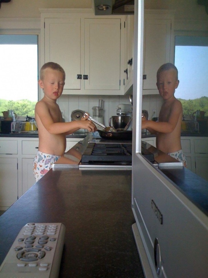 L'enfant a les yeux fermés, mais dans le miroir il les a ouverts: que s'est-il passé?