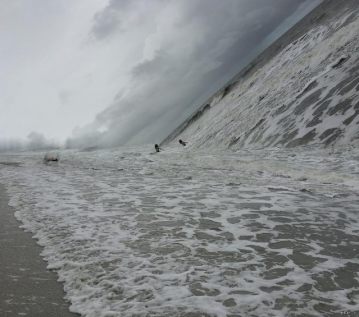 Un'onda anomala, o uno scatto panoramico fallito?