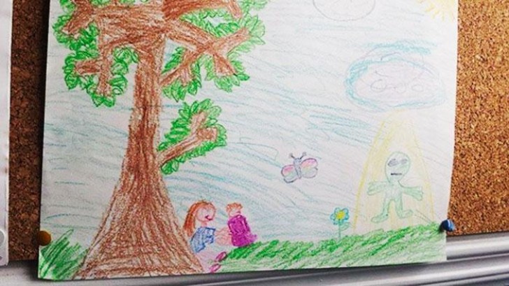 8. Questa bambina ha disegnato se stessa mentre offre il fratellino ad una strana entità aliena
