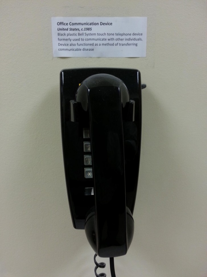 "Mijn baas weigerde om deze oude telefoon te verwijderen en toen heb ik er maar een museumstuk van gemaakt..."