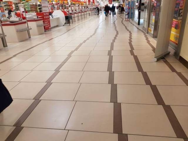 4. El piso en este supermercado.