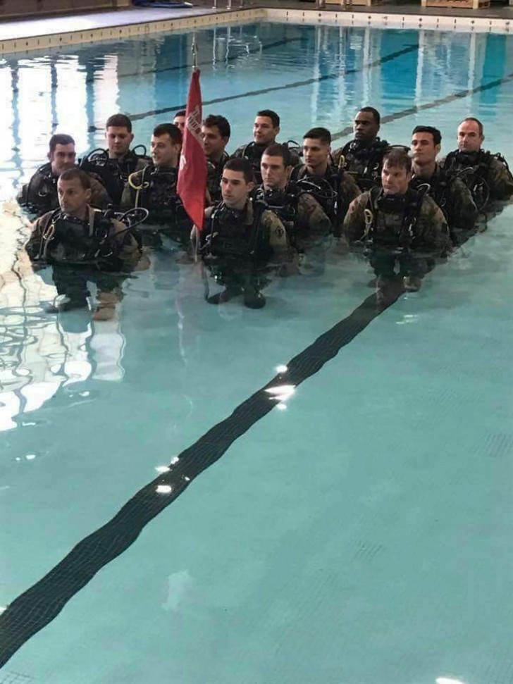 Des tout petits hommes pendant une séance d'entraînement en piscine.