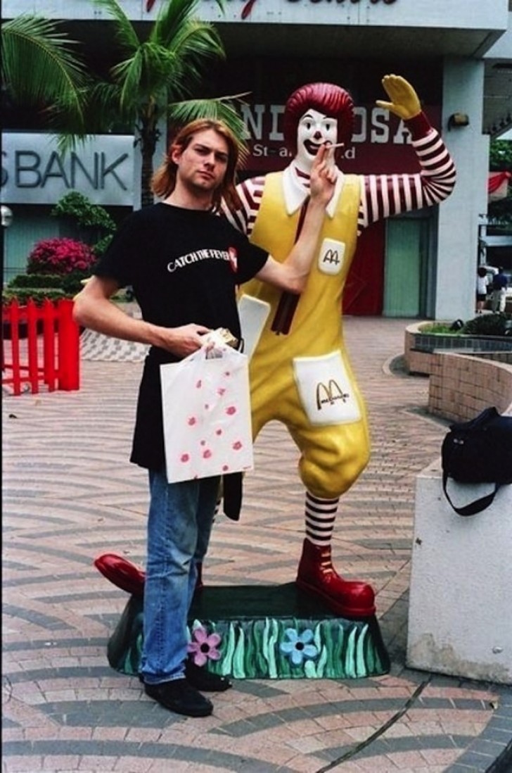 13. Kurt Cobain bij een McDonald's, 1992.