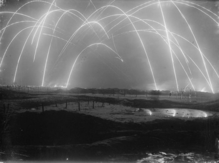 15. Foto scattata da un fotografo ufficiale britannico durante la Prima Guerra Mondiale, 1917.
