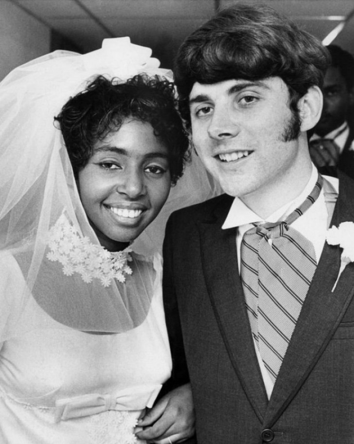2. Het eerste interraciale koppel in Mississippi dat hun huwelijk officieel maakt, 1970.