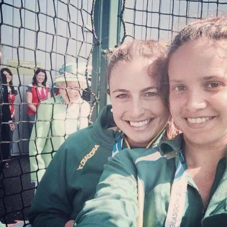 Als dat hek er niet stond was dit een geweldige selfie met Koningin Elisabeth!