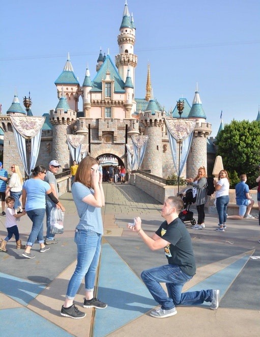 He asked someone to photograph him while he asks his fiancée to marry him but in the photo, another wedding proposal is also being made!