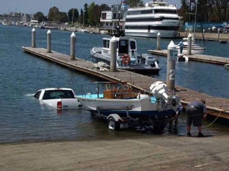 10. Quando parcheggi in discesa e non tiri bene il freno a mano...