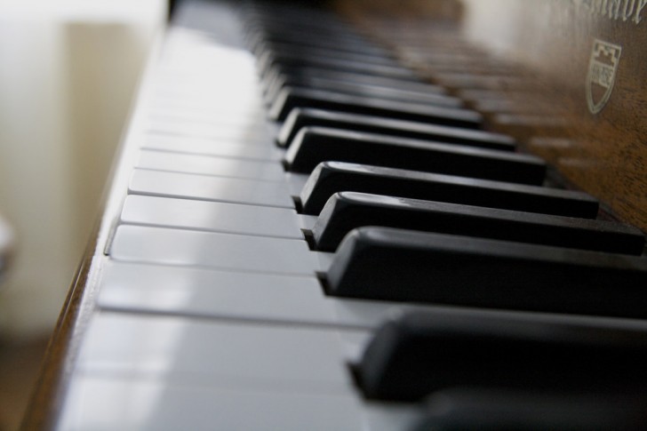14. Les touches d'un vieux piano resplendiront de nouveau grâce au dentifrice utilisé sur un chiffon délicat.