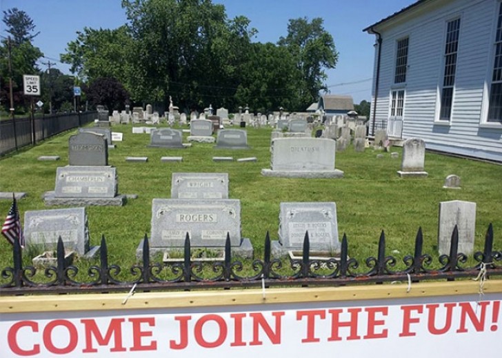 6. Un cartel publicitario que dice: "unete a la diversion!". Lastima que este frente al cementerio...