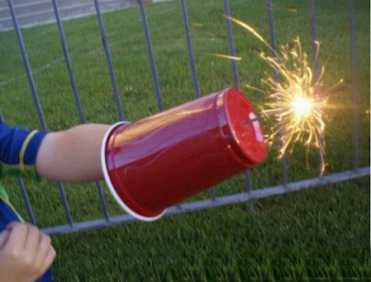11. Un bicchiere di plastica salverà le mani dei vostri bimbi dalle scintille dei fuochi d'artificio.