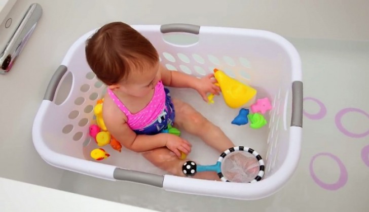 9. Eine Wanne mit Löchern ist gut, um die Spielsachen in der Nähe zu halten während das Kleinkind badet