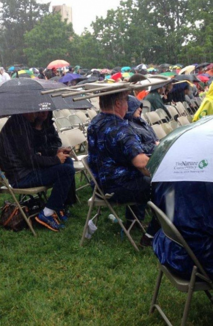 Au moment où vous décidez d'apporter deux chaises à une fête, alors qu'en fait il aurait fallu apporter un parapluie.....