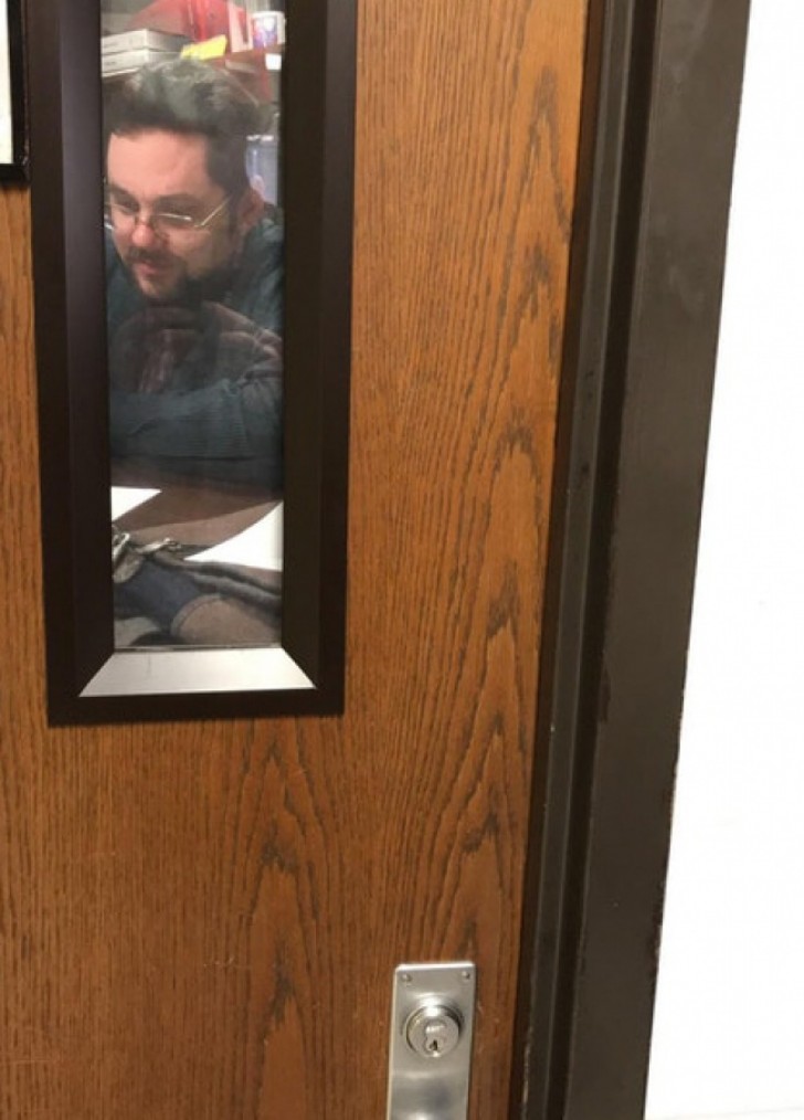 Mein Professor hat ein Foto von sich selbst auf das Glas der Tür geklebt damit es so aussieht, als wäre er im Büro...