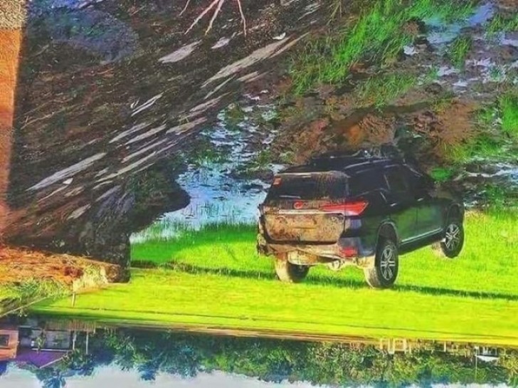 Ein Gemälde? Nein, eine Reflexion auf dem Wasser eines untergegangenen SUVs.