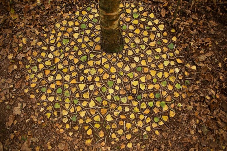 9. Ein Muster aus Blättern und Zweigen.