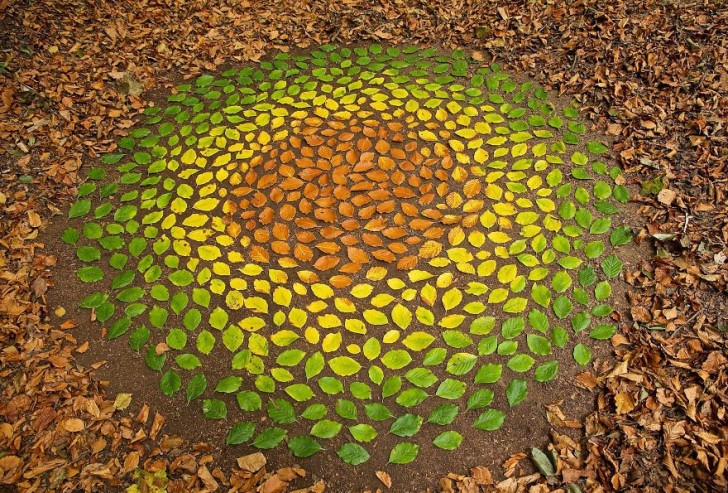 5. Beim ersten Herbstwind, wird dieses Meisterwerk wieder vergehen... genauso wie in der Natur, repräsentiert dieses Mandala die Vergänglichkeit.