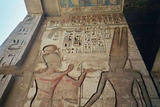 Gli antichi egizi usavano gli spazzolini e il dentifricio.