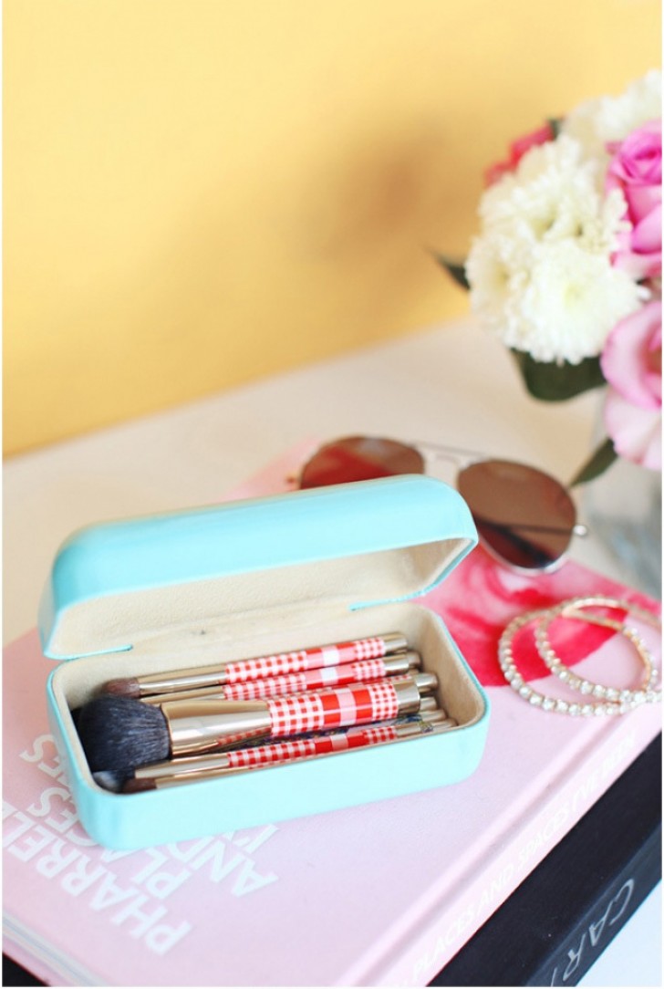 11. Here's how an old eyeglass case can be useful for storing your makeup brushes.