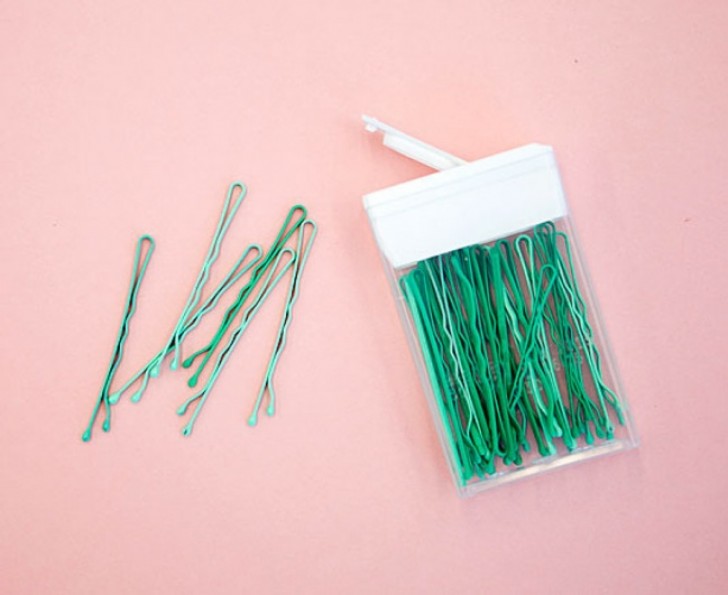 13. Do you want to stop losing your bobby pins? Just insert the bobby pins into an empty candy box.