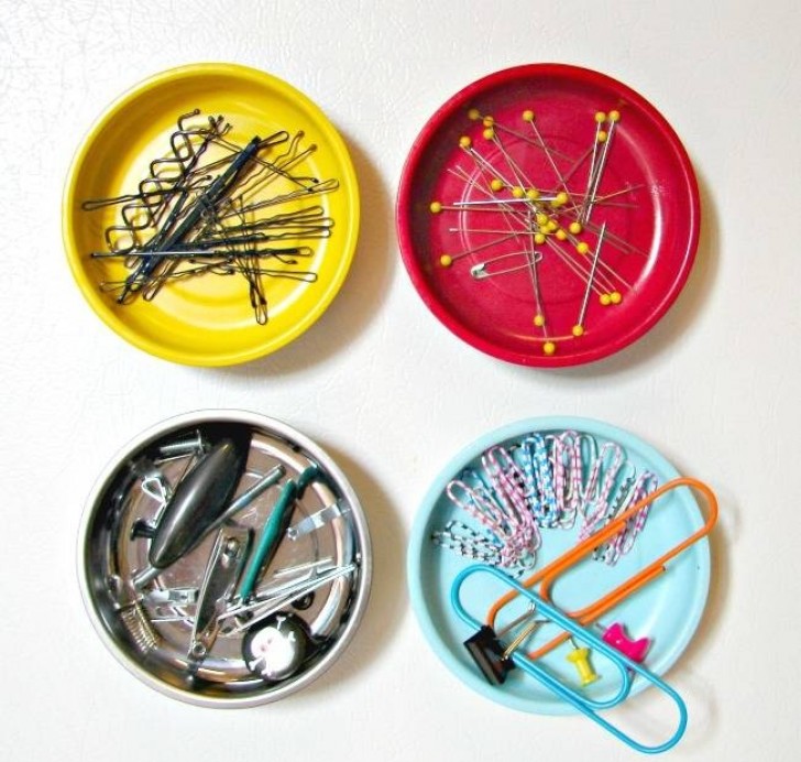 19. Metal lids with a magnet attached on the back can hold paperclips, hairpins, and other metal objects.