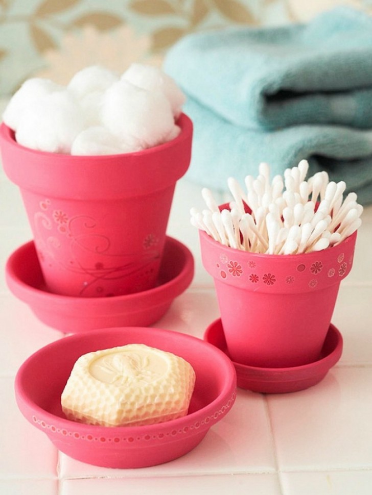 5. These colored jars will keep the objects you use most often in the bathroom in order, as well as putting you in a good mood!