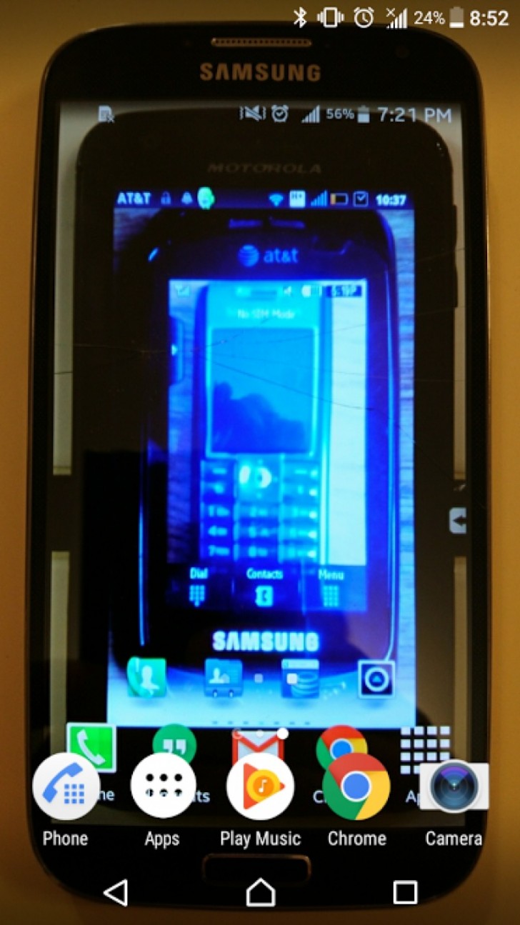 Scattare una foto (della foto) ogni volta che si acquista un telefono nuovo e impostarla come schermo...