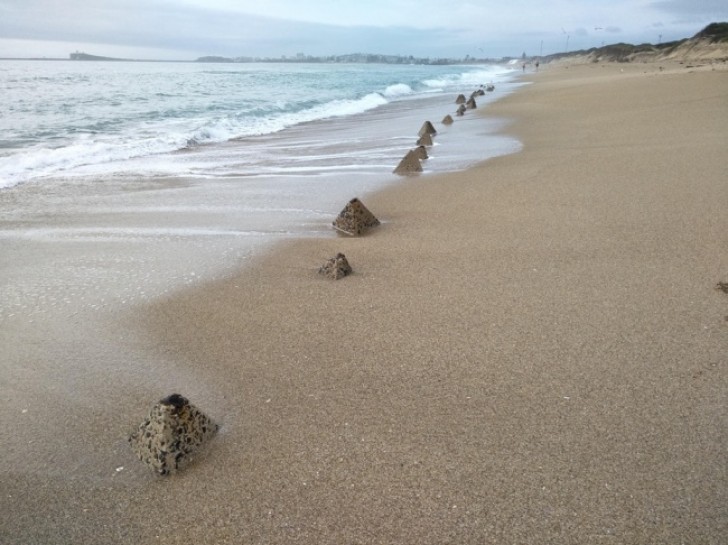 Sistema anti-tanque de la Segunda Guerra Mundial, visible solo hoy a causa de la erosion del terreno, Newcastle, Australia.