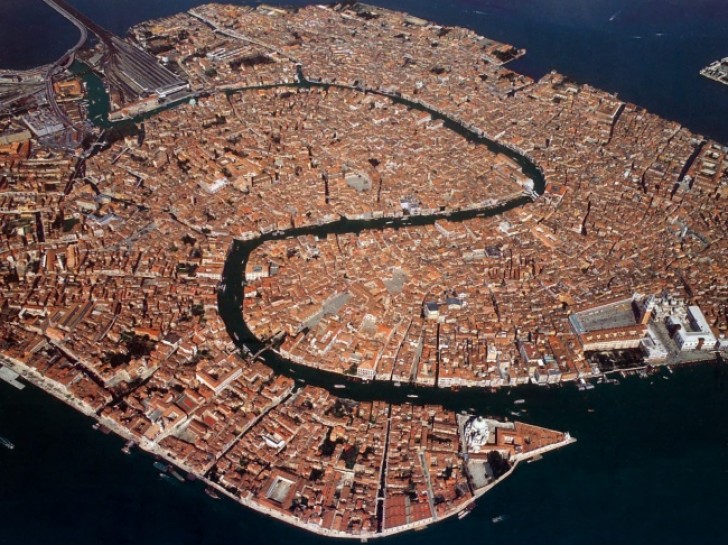 Ett flygfoto över staden Venedig.