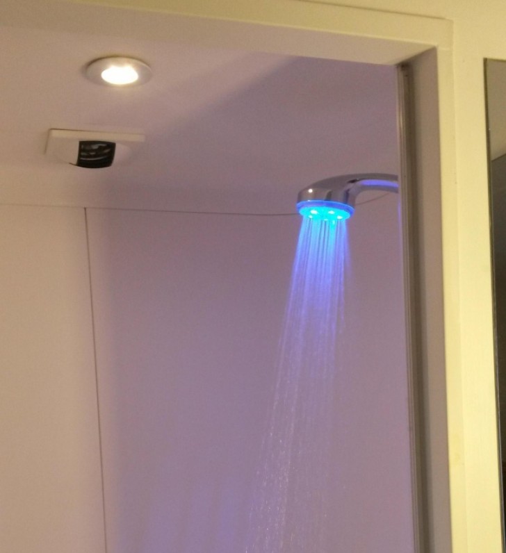 11. Il soffione della doccia che s'illumina indicando la temperatura (funziona idro-elettricamente).