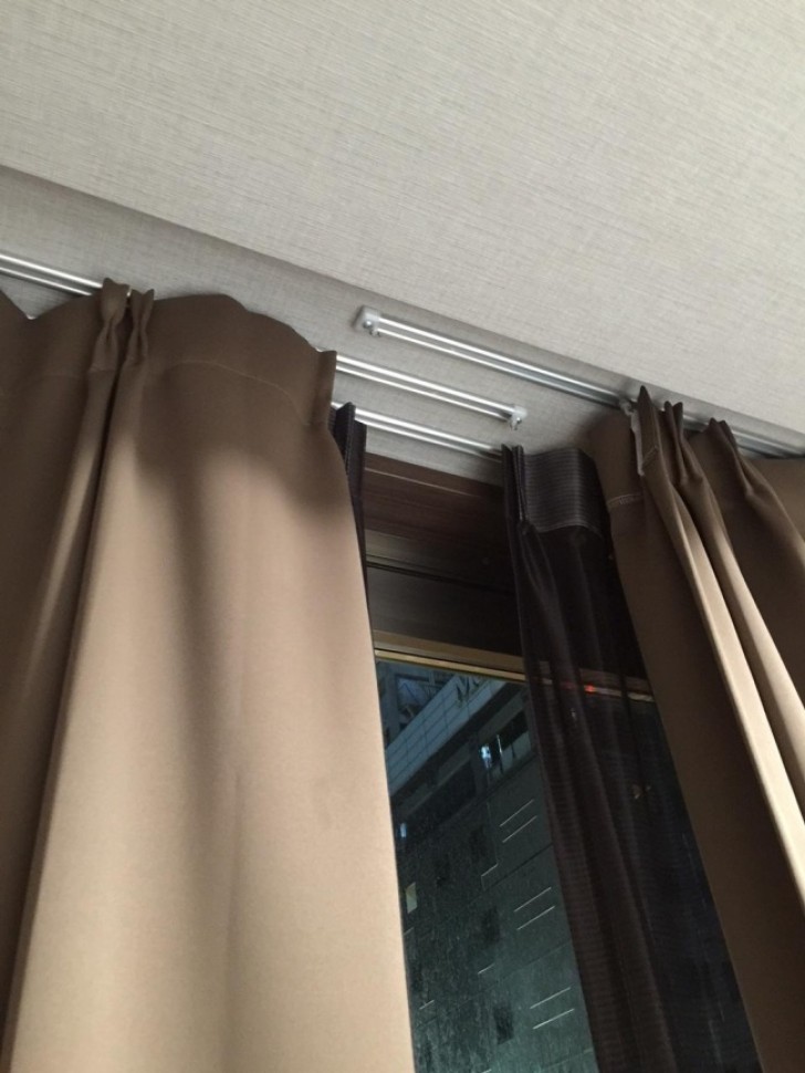 7. Heb je ooit gedacht om je gordijnen zo op te hangen voor het raam? Wanneer je er zin in hebt, kan je het donker maken!