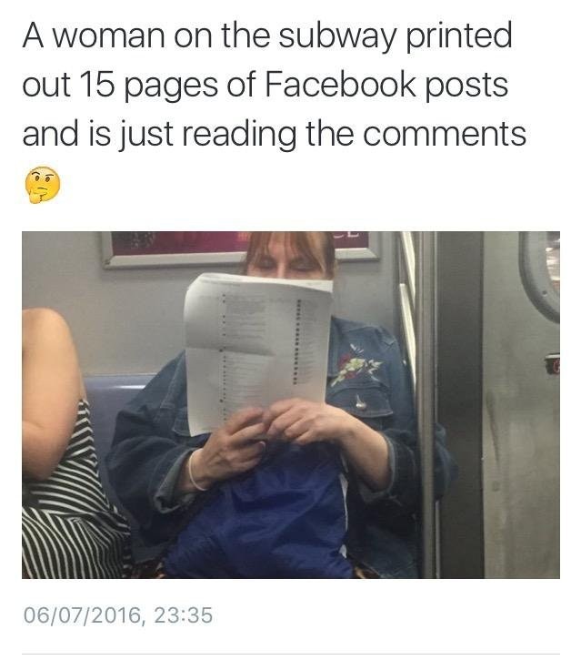 Deze vrouw in de metro heeft 15 paginas uitgeprint om alle antwoorden op een post op Facebook te lezen.