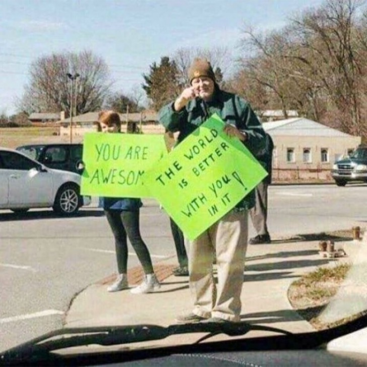 3. Ce n'est pas étrange de voir des gens dans la rue avec des pancartes avec des messages encourageants dans le but de faire sourire les autres.