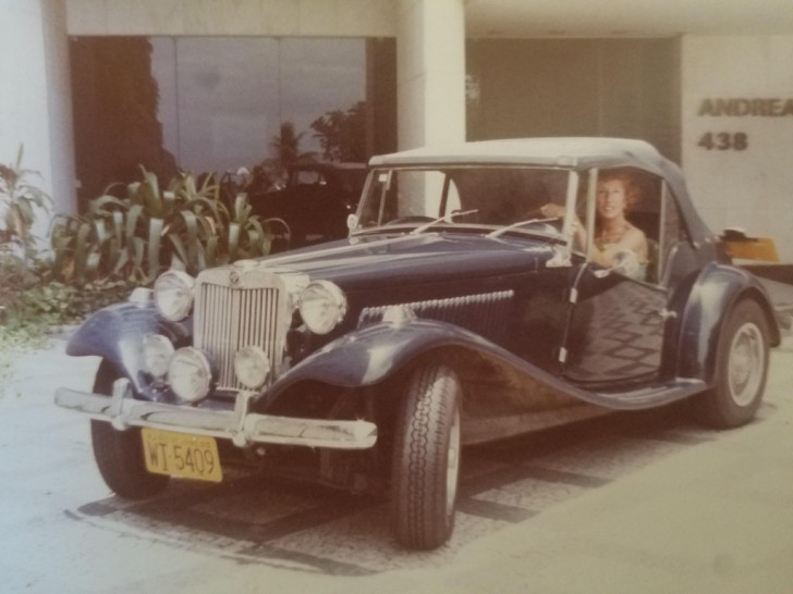 "Ma grand-mère à bord de sa magnifique voiture en 1980."