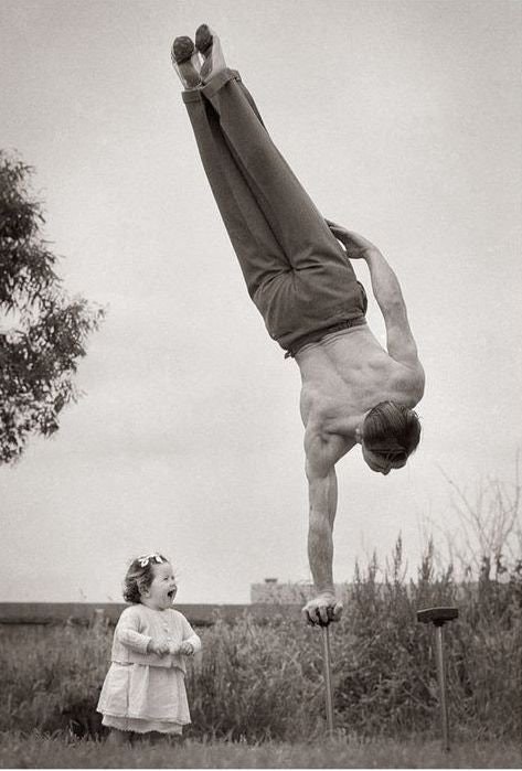 "Mi abuelo que muestra su habilidad para hacer divertir a la hija, 1940".